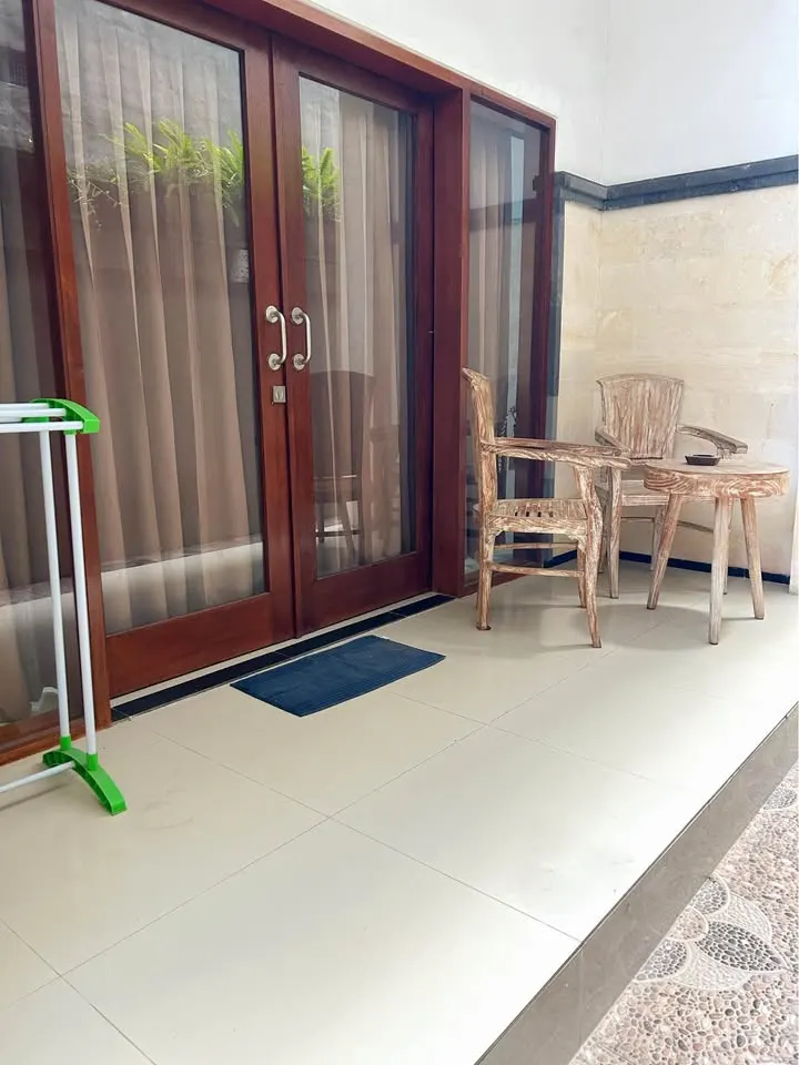 Room in an apartment with king size bed, near shops and cafes