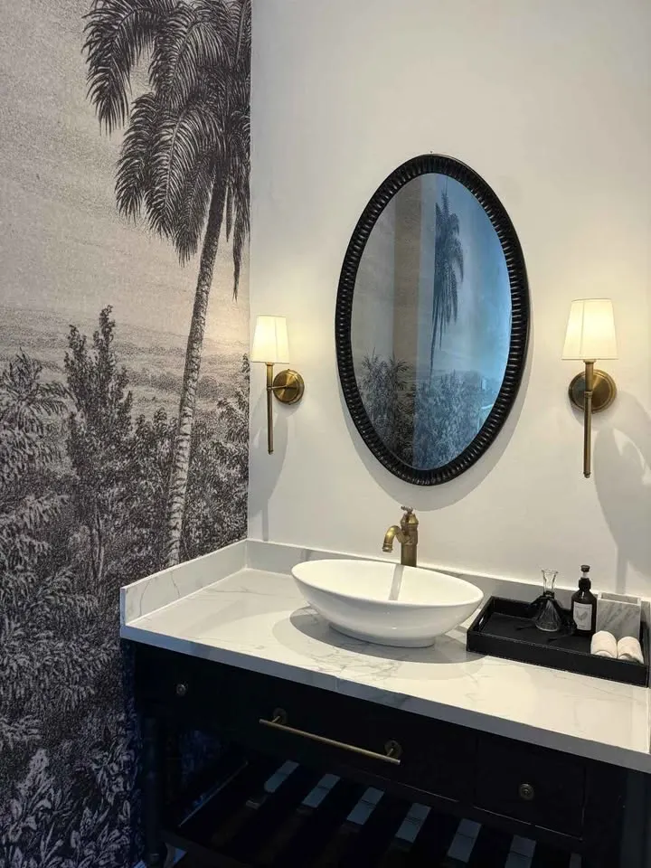 Room in a villa with shared pool, near the beach