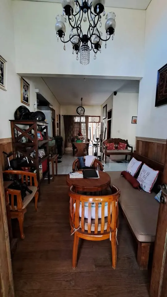 4 bedroom house with garage, close to minimarkets and restaurants